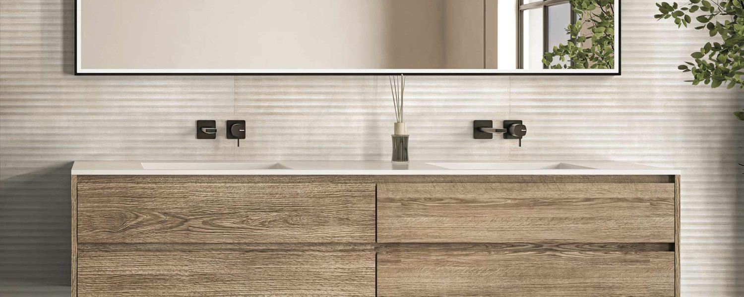 book_baño_neutro_azulejos_beige_relieve_pared