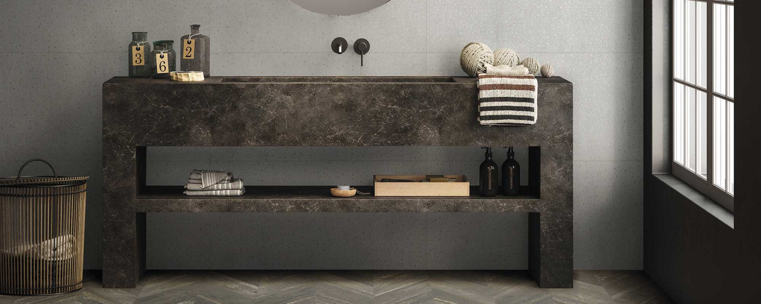 chevron_baño_suelo_madera_intercalada_oscura