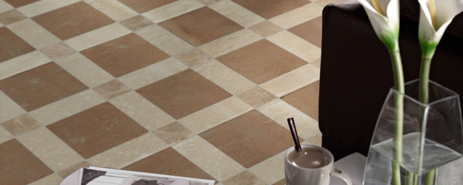 cotto_salon_marron_pavimento_decorado_piedra