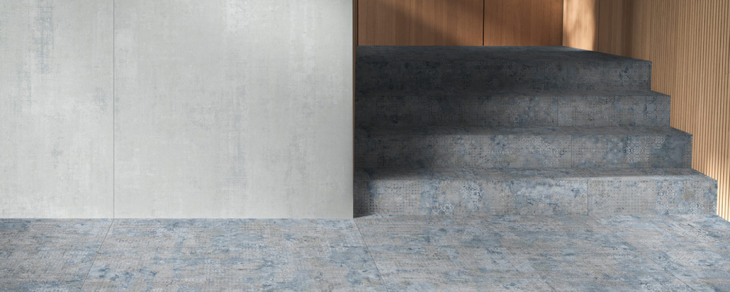 escaleras_rug_azul_peldaños_ceramica