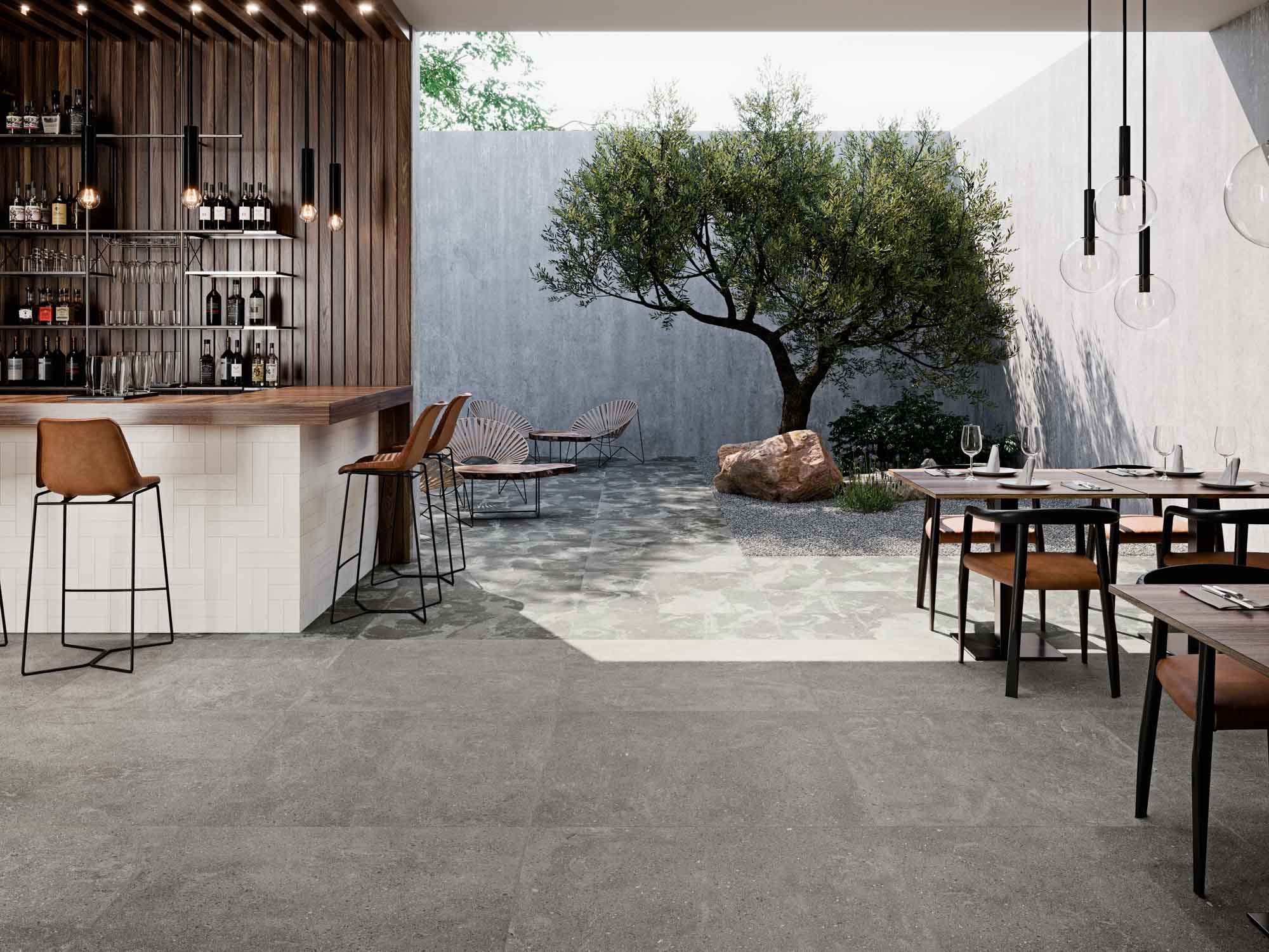 suelo de exterior con azulejos tipo piedra rectificados