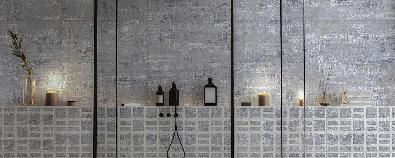 milano_baño_azulejos_azules_relieve_media_altura