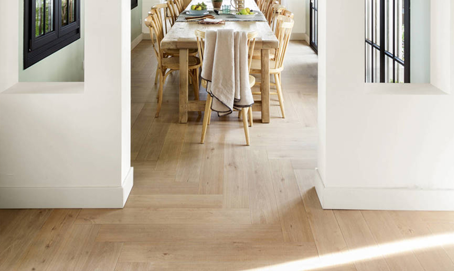 Salón cocina pequeño y diáfano con suelo de madera