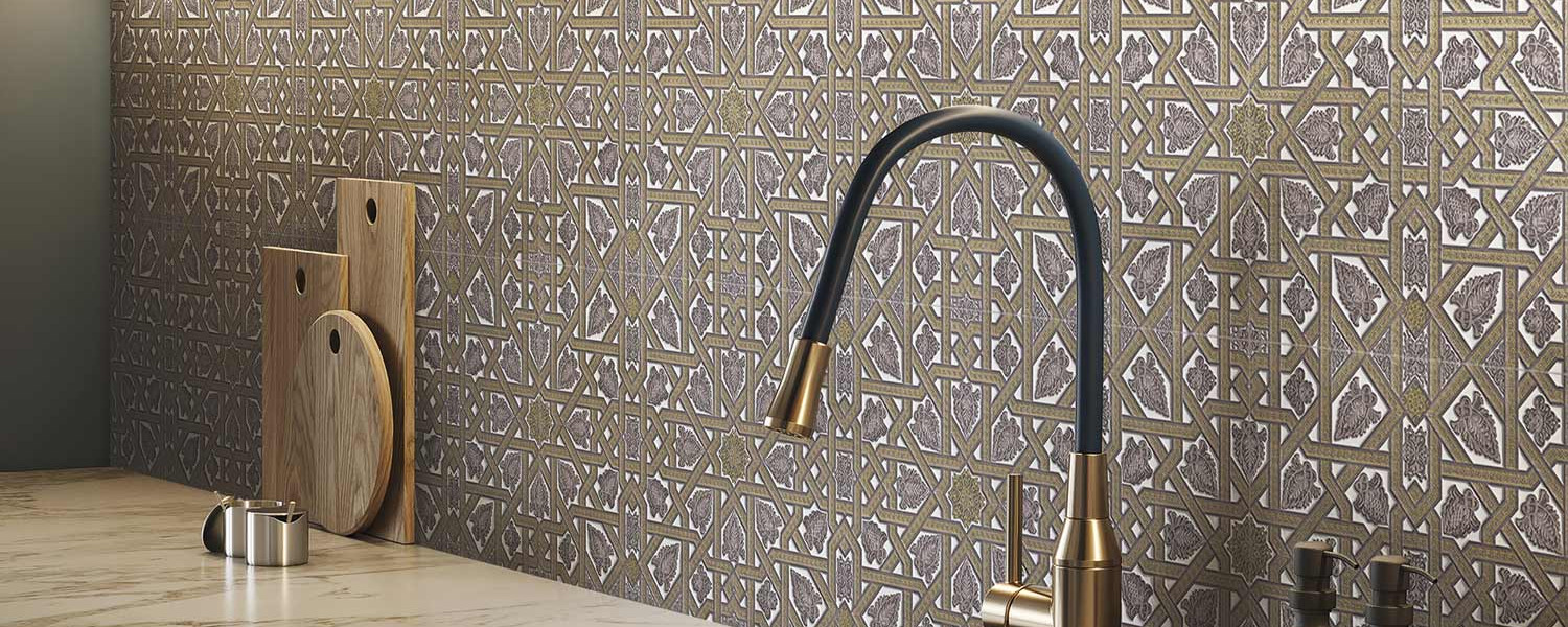opal_cocina_revestimiento_arabesco_dorado