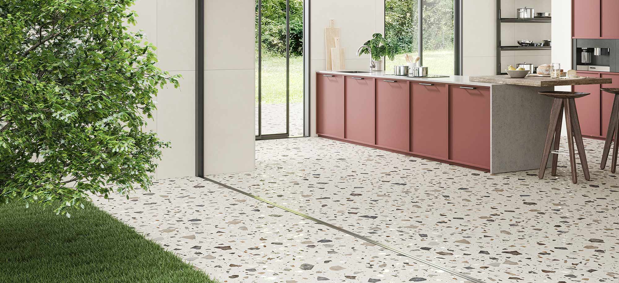 cocina comedor abierta al exterior con los mismos azulejos