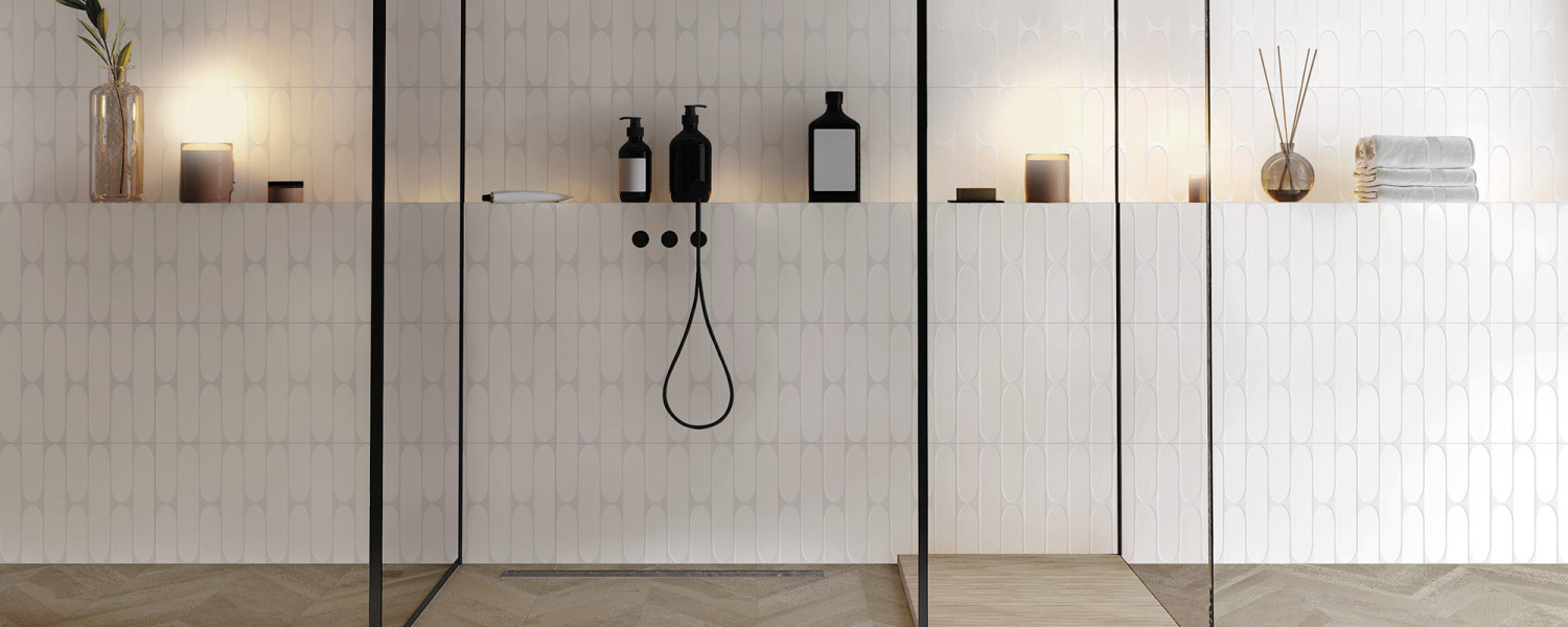 rado_baño_ducha_pared_blanca_ovalos_suelo_madera