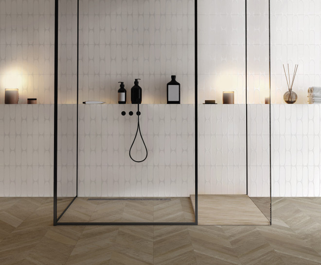 rado_baño_ducha_pared_blanca_ovalos_suelo_madera