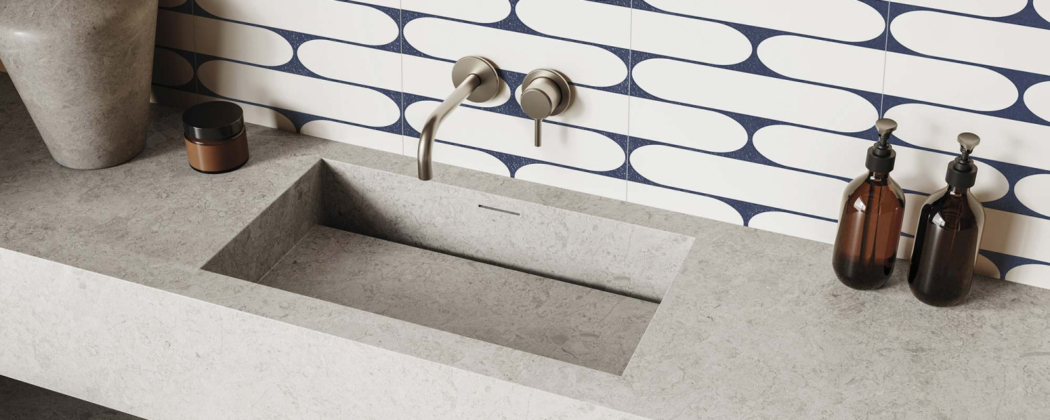 rado_baño_pared_azul_blanco_ovalos