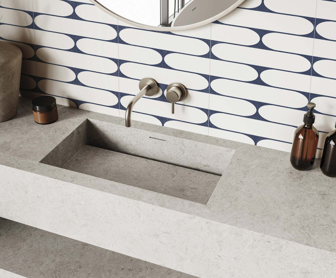 rado_baño_pared_azul_blanco_ovalos