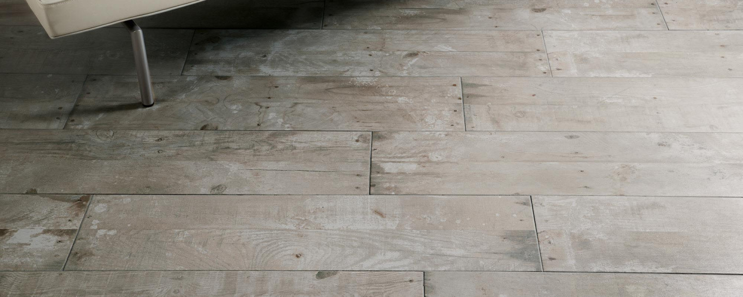 rafter_salon_gris_madera_descgastada