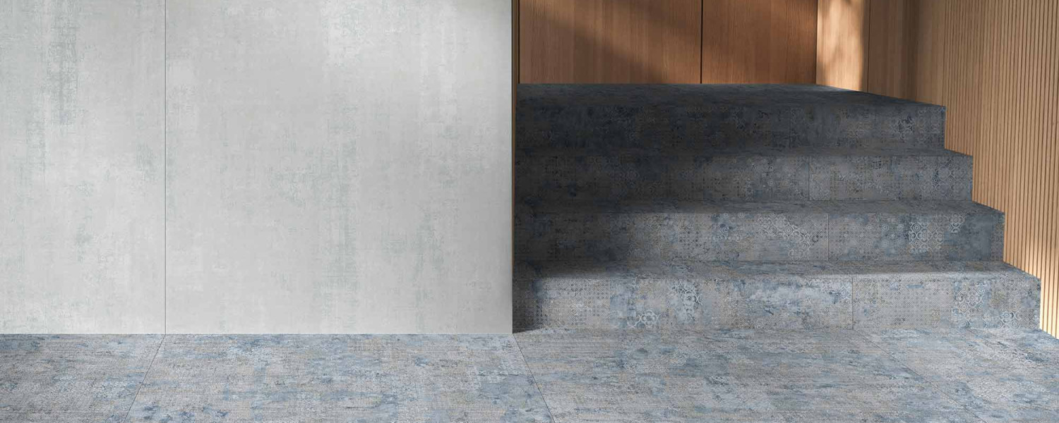 rug_escaleras_azules_baldosas_milano_gris_pared