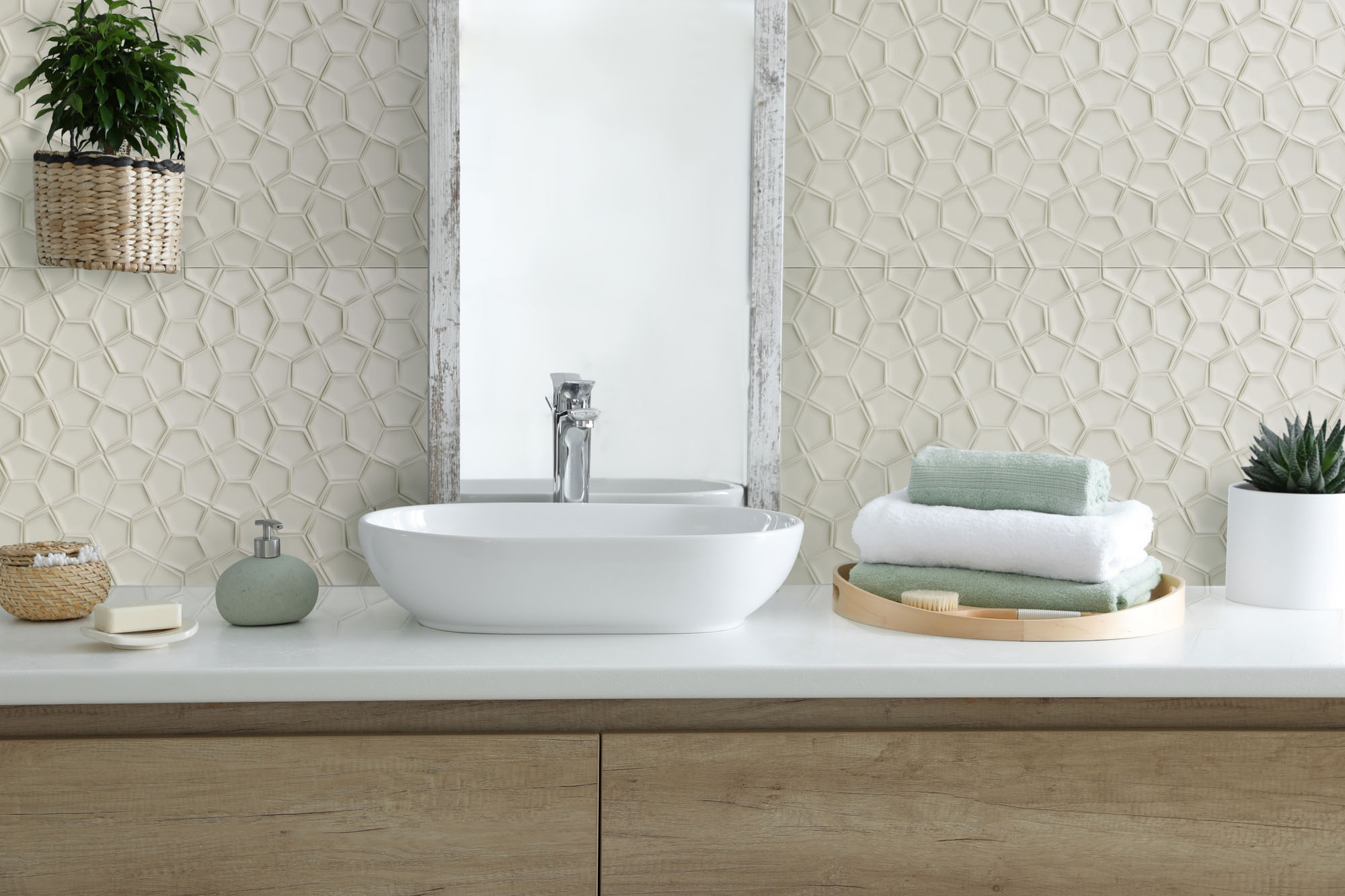 baño blanco con relieve en pared
